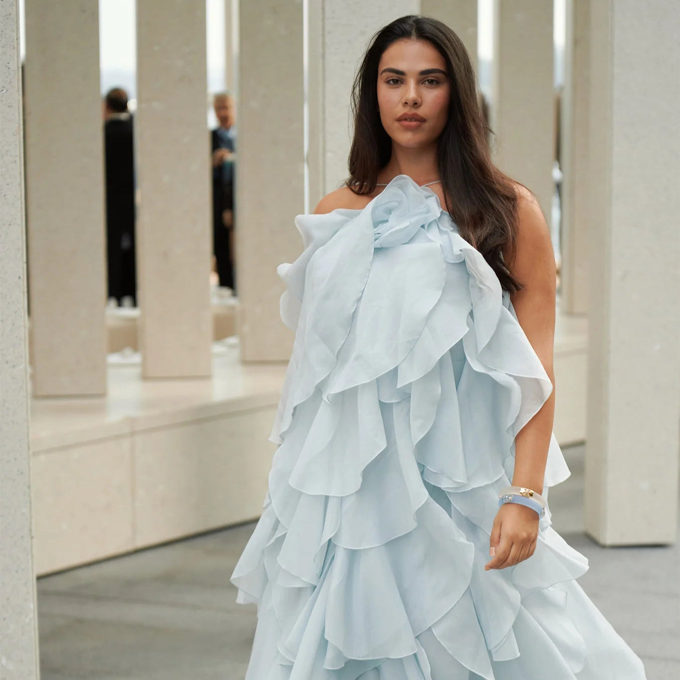 Rochie de seara eterica cu volane si floare supradimensionata