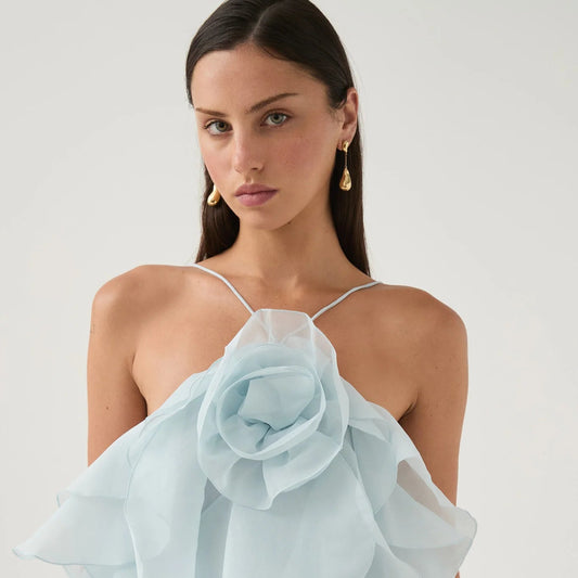 Rochie de seara eterica cu volane si floare supradimensionata