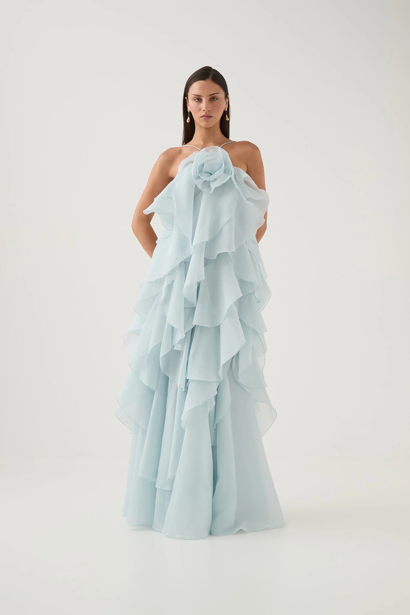 Rochie de seara eterica cu volane si floare supradimensionata