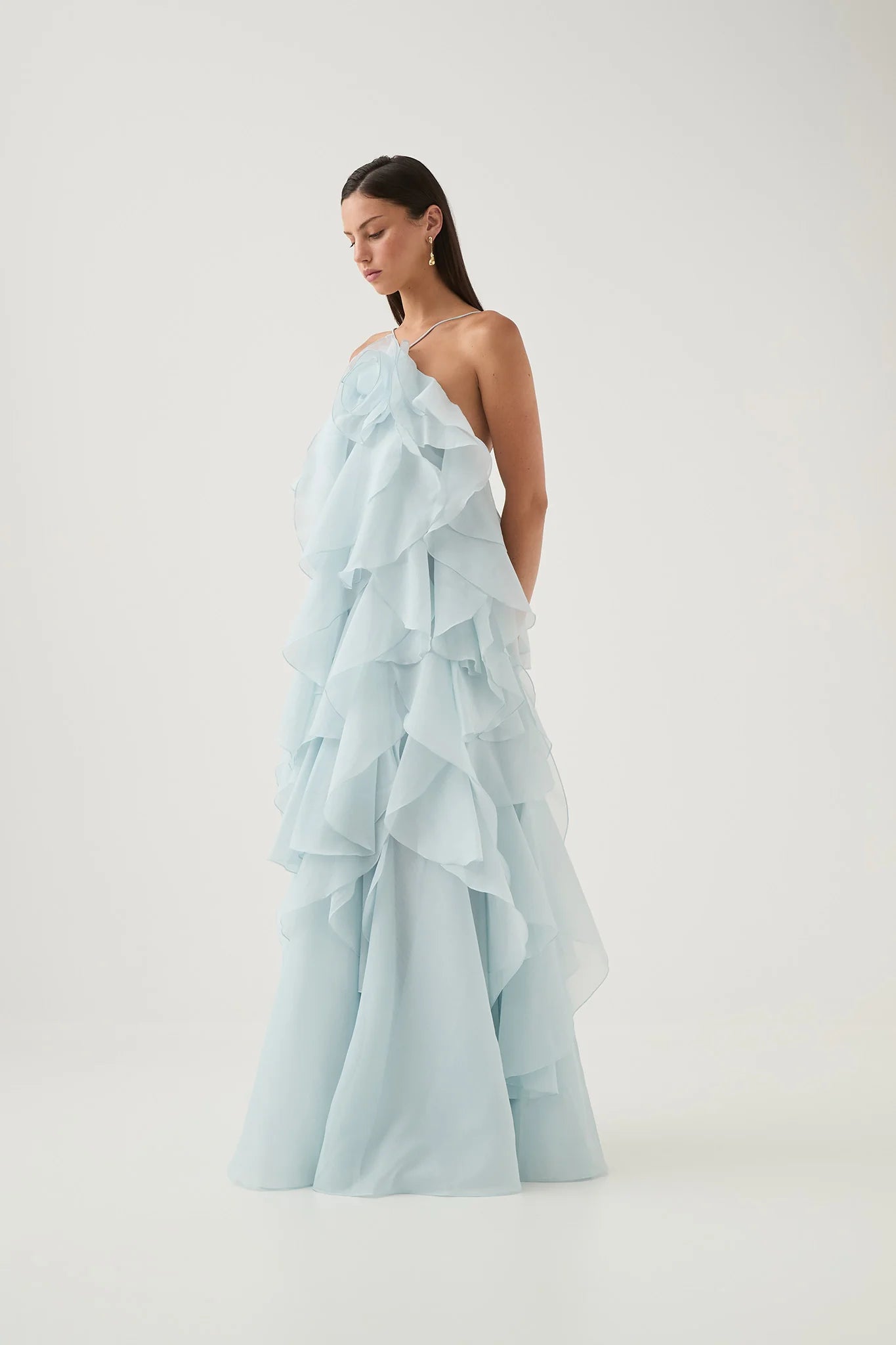 Rochie de seara eterica cu volane si floare supradimensionata