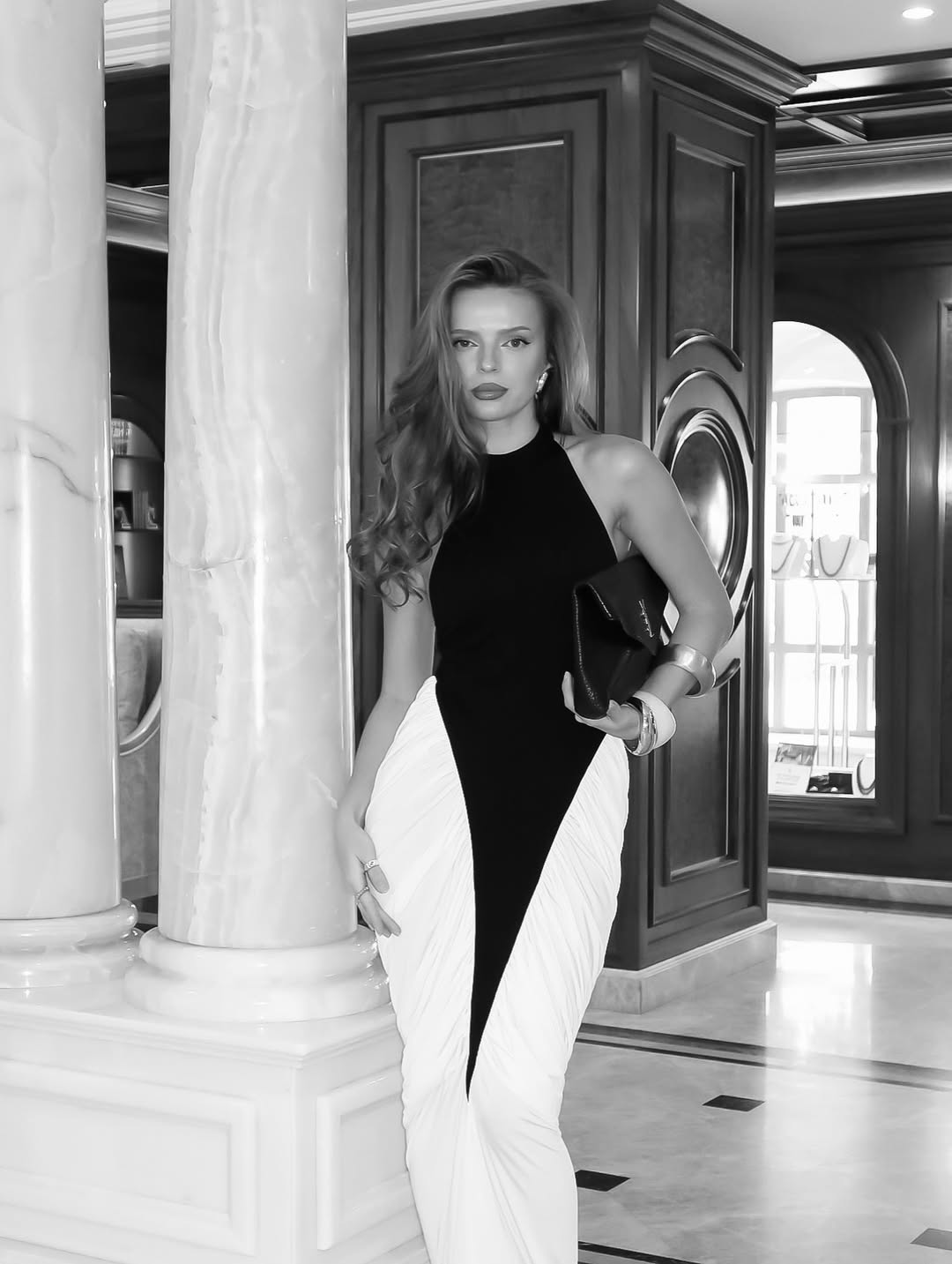 Rochie de seara eleganta alb-negru – silueta sculpturala si detalii sofisticate